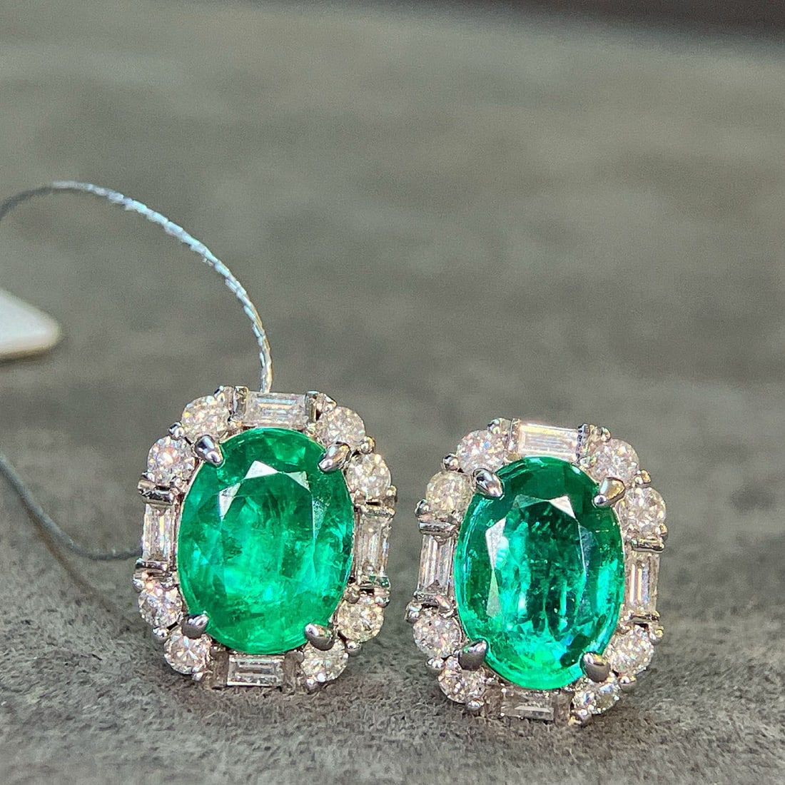 14k Gold 2.76 Ctw Vivid Green Natural Emerald & Diamond Earrings - 3