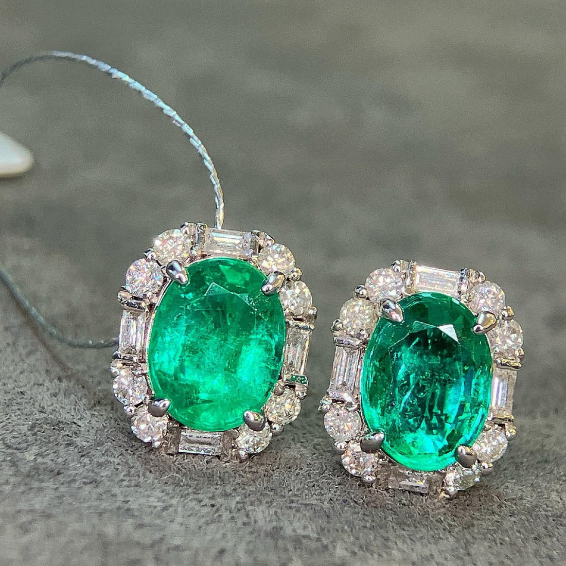 14k Gold 2.76 Ctw Vivid Green Natural Emerald & Diamond Earrings - 4