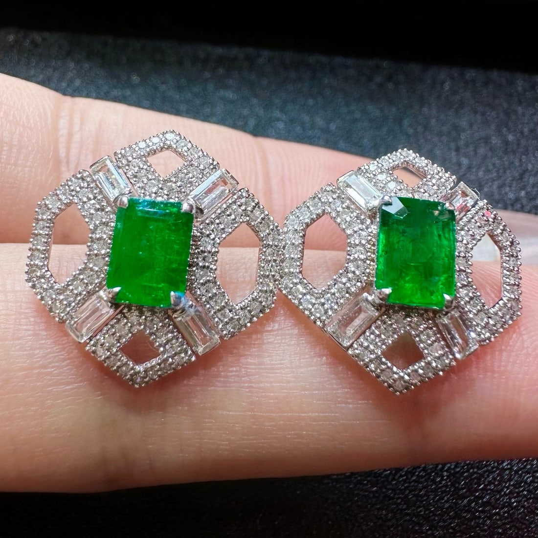 14k Gold 1.66 Ctw Vivid Green Natural Emerald & Diamond Earrings: Ref:230998325 // gold content:14k gold // main gemstone:emerald // shape:octagonal // carat weight:1. 26ct // color:vivid green // treatment:natural // // adjacent gemstone 2 : diamond // shape:round