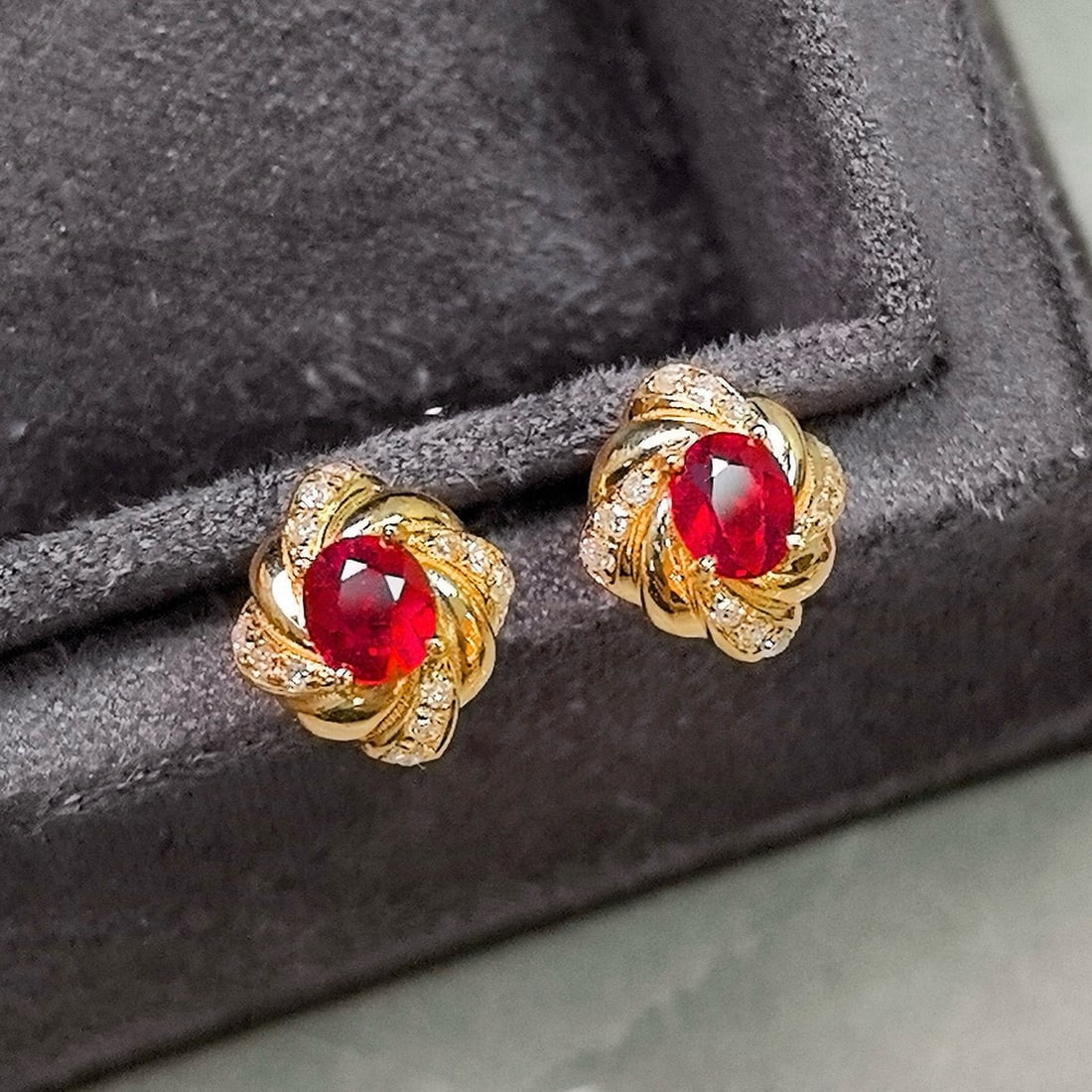 14k Gold 0.94 Ctw Natural Ruby & Diamond Earrings: Ref:230998334 // gold content:14k gold // main gemstone:ruby // shape:oval // carat weight:0. 82ct // color:pigeonblood red // treatment:natural // // adjacent gemstone 2 : diamond // shape:round // c