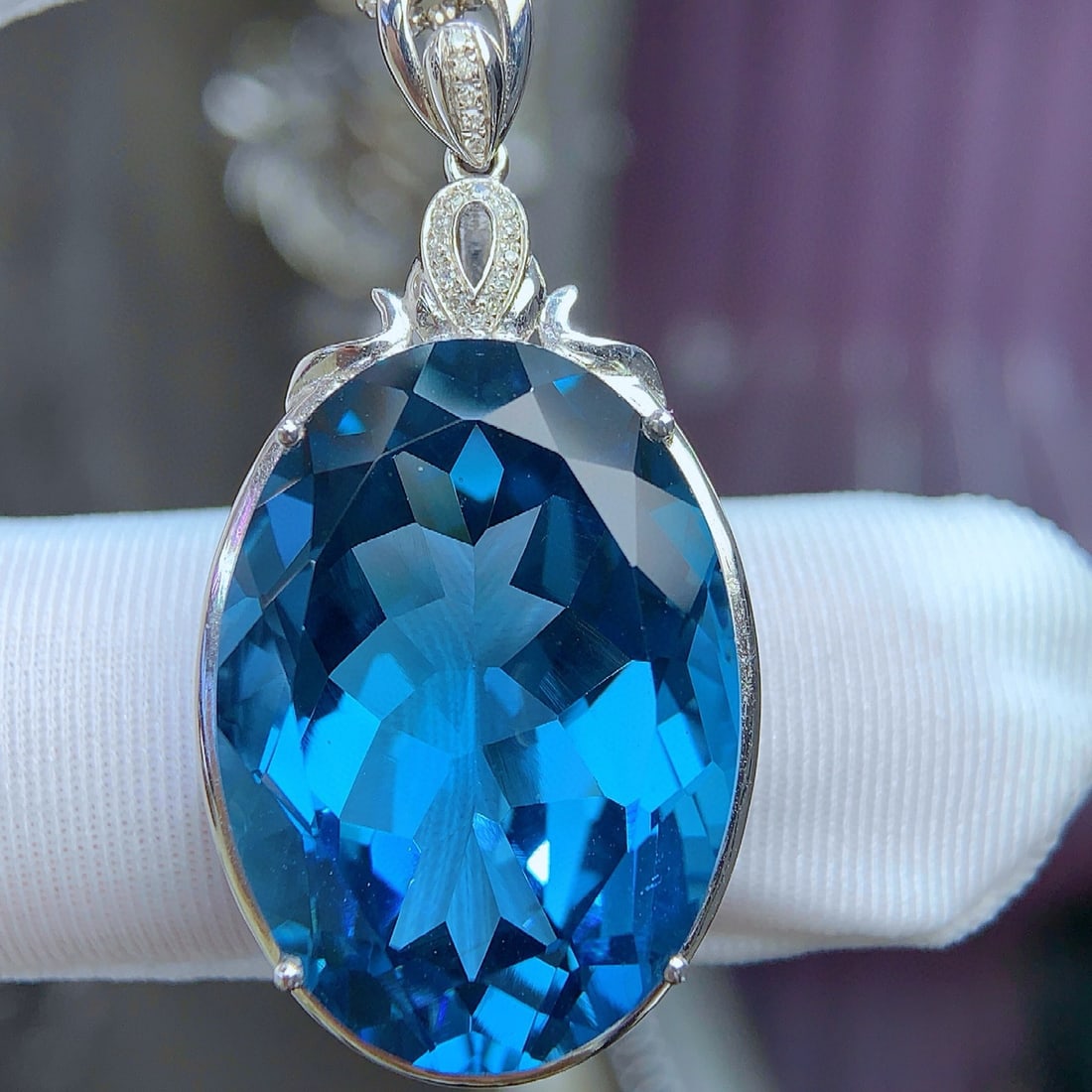 14k Gold 36.1 Ct Natural Topaz & Diamond Pendant( Without Chain ): Ref:230998339 // gold content:14k gold // main gemstone:topaz // shape:oval // carat weight:36. 1ct // color:blue // treatment:natural // // adjacent gemstone 2 : diamond // shape:round // clarity gra