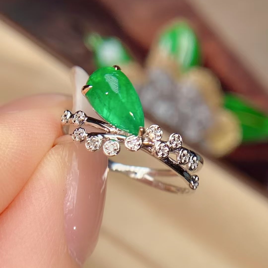 14k Gold 1.2 Ct Vivid Green Natural Emerald & Diamond Ring: Ref:230998343 // gold content:14k gold // ring size:7. 25us // // main gemstone:emerald // shape:pear // carat weight:1. 2ct // color:vivid green // treatment:natural // // adjacent gemstone 2 :