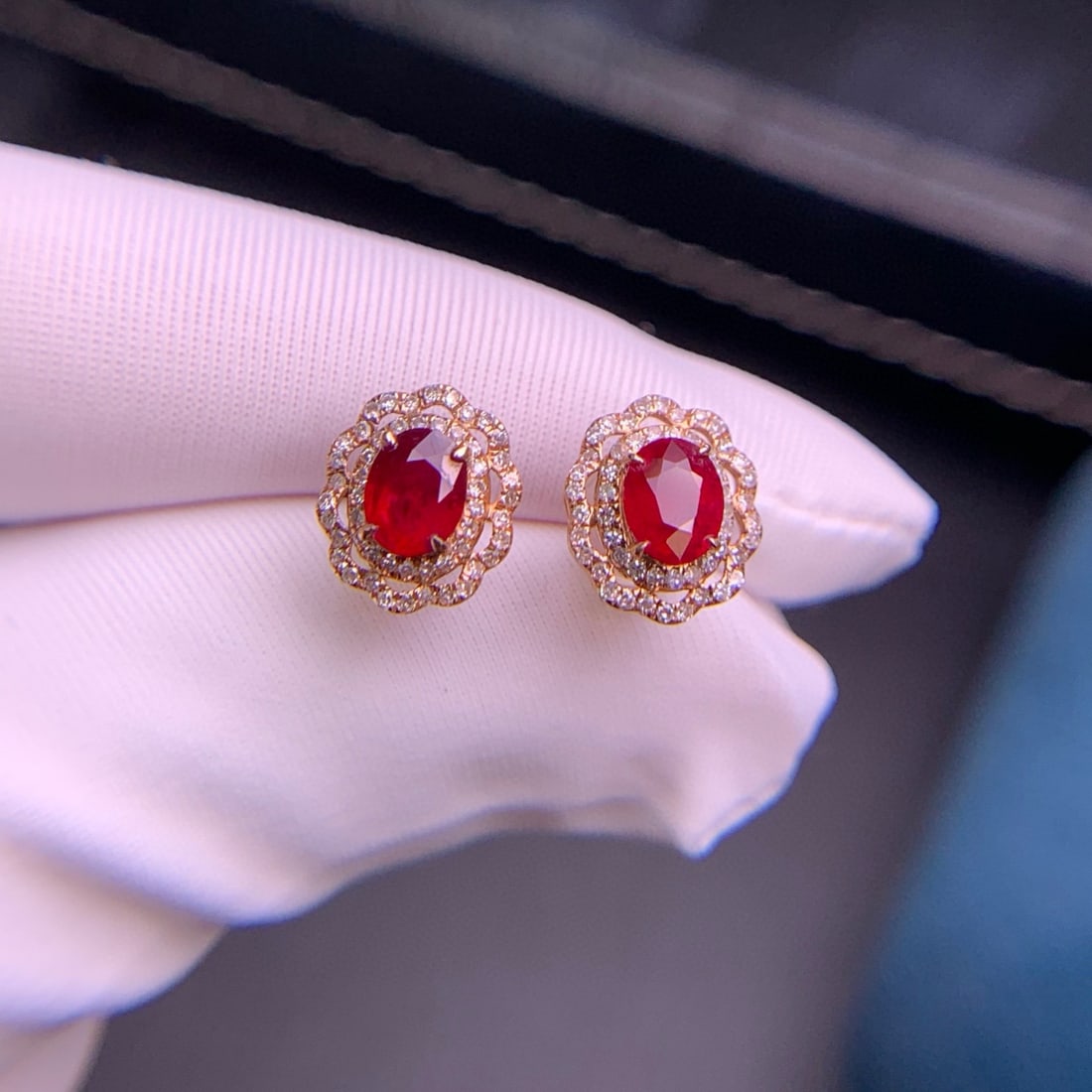 14k Gold 1.01 Ct Natural Ruby & Diamond Earrings: Ref:230998348 // gold content:14k gold // main gemstone:ruby // shape:oval // carat weight:1. 01ct // color:pigeonblood red // treatment:natural // // adjacent gemstone 2 : diamond // shape:round //