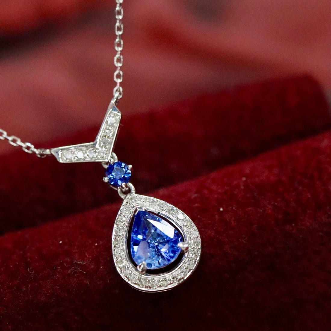 14k Gold 0.92 Ctw Natural Sapphire & Diamond Necklace: Ref:230998351 // gold content:14k gold // main gemstone:sapphire // shape:pear // carat weight:0. 80ct // color:cornflower blue // treatment:natural // // adjacent gemstone 2 : diamond // shape:round