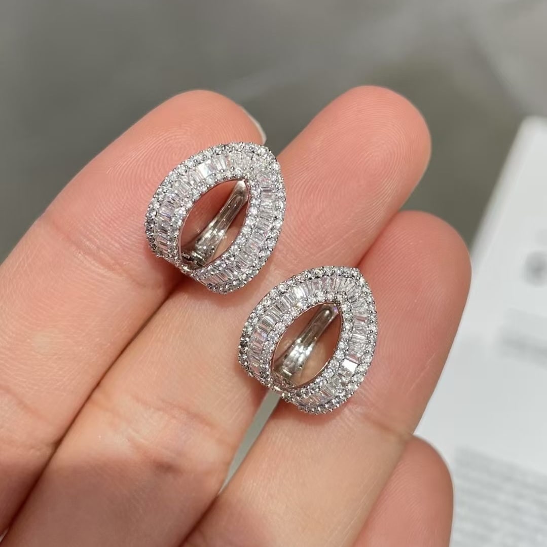 14k Gold 0.8 Ct Natural H Diamond Earrings: Ref:230998356 // gold content:14k gold // main gemstone:diamond // shape:multiply // carat weight:0. 8ct // clarity grade:vs-si // color:h // treatment:natural // High Estimate: 6600 Low Estimate: 440