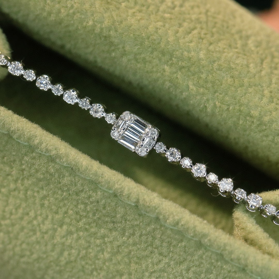 14k Gold 0.6 Ct Natural H Diamond Bracelet: Ref:230998354 // gold content:14k gold // main gemstone:diamond // shape:multiply // carat weight:0. 6ct // clarity grade:vs-si // color:h // treatment:natural // Low Estimate: 2600 High Estimate: