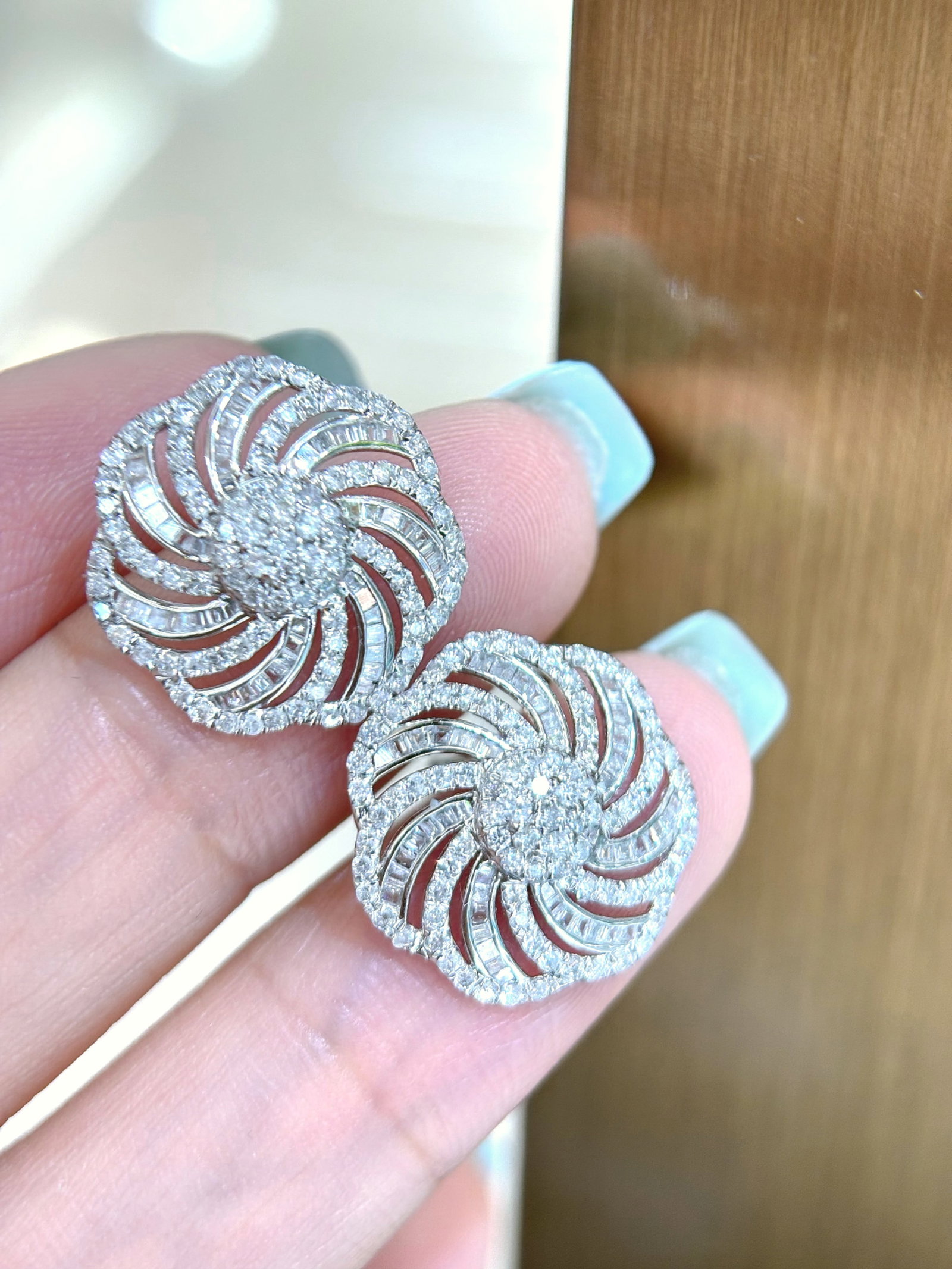 14k Gold 1.5 Ct Natural H Diamond Earrings: Ref:230998360 // gold content:14k gold // main gemstone:diamond // shape:multiply // carat weight:1. 5ct // clarity grade:vs-si // color:h // treatment:natural // Low Estimate: 3300 High Estimate: 500