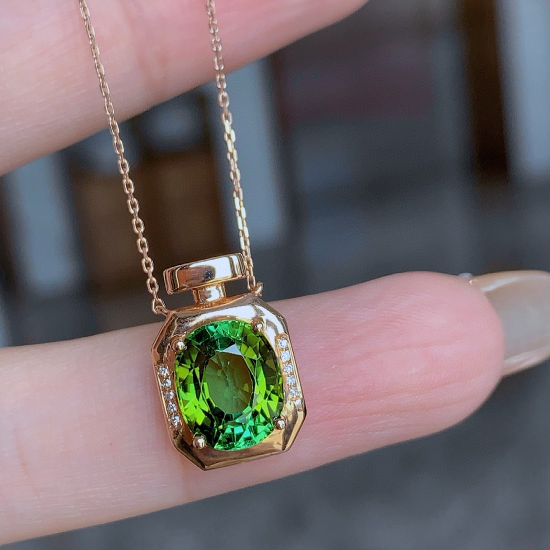 14k Gold 3 Ct Natural Tourmaline & Diamond Necklace: Ref:230998372 // gold content:14k gold // main gemstone:tourmaline // shape:oval // carat weight:3ct // color:green // treatment:natural // // adjacent gemstone 2 : diamond // number of stones:10 //