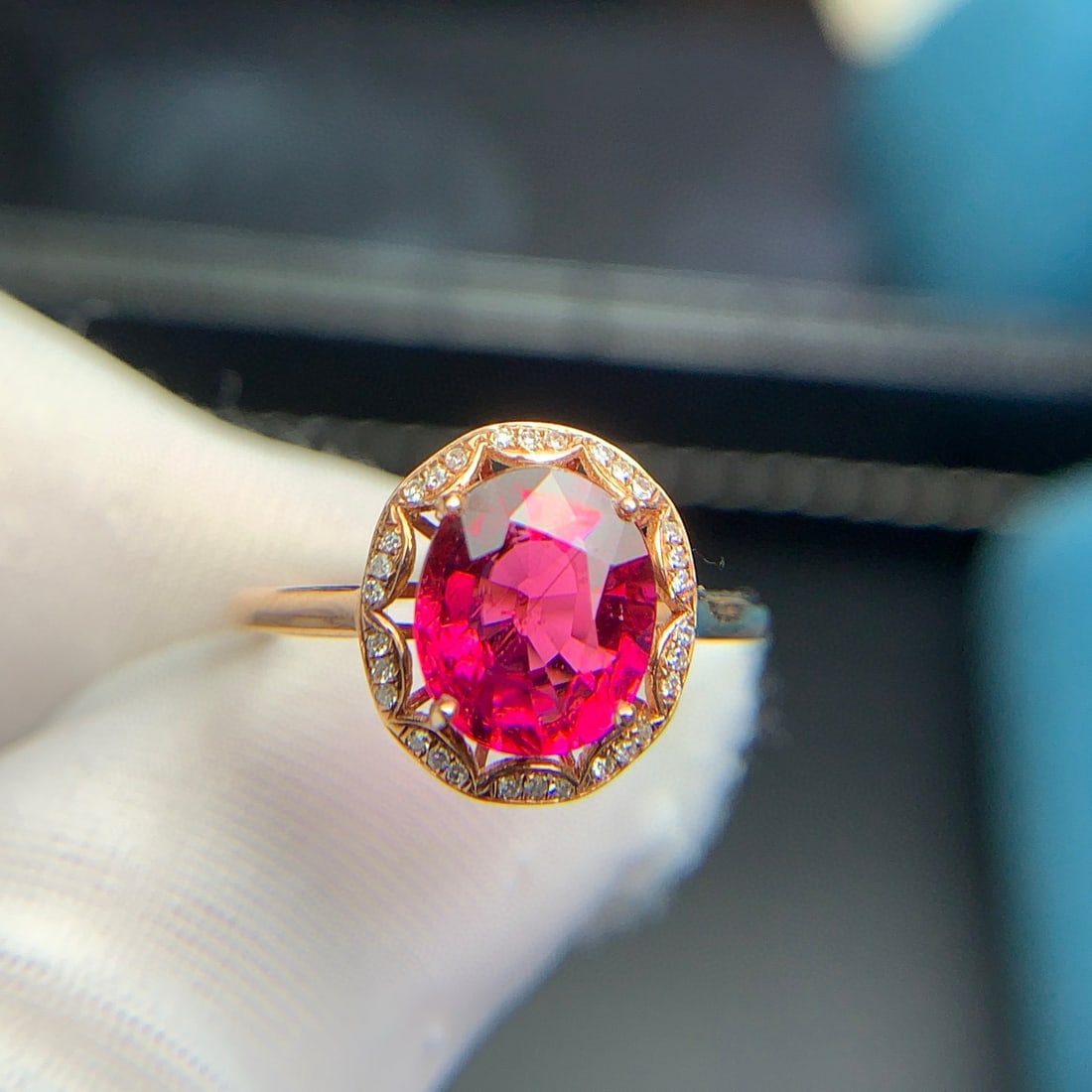 14k Gold 2.3 Ct Natural Tourmaline & Diamond Ring: Ref:230998370 // gold content:14k gold // ring size:7. 25us // // main gemstone:tourmaline // shape:oval // carat weight:2. 3ct // color:red // treatment:natural // // adjacent gemstone 2 : diamond