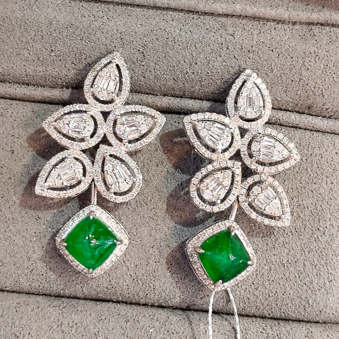14k Gold 2.78 Ctw Vivid Green Natural Emerald & Diamond Earrings: Ref:230998376 // gold content:14k gold // main gemstone:emerald // shape:suger-loaf // carat weight:1. 88ct // color:vivid green // treatment:natural // // adjacent gemstone 2 : diamond //