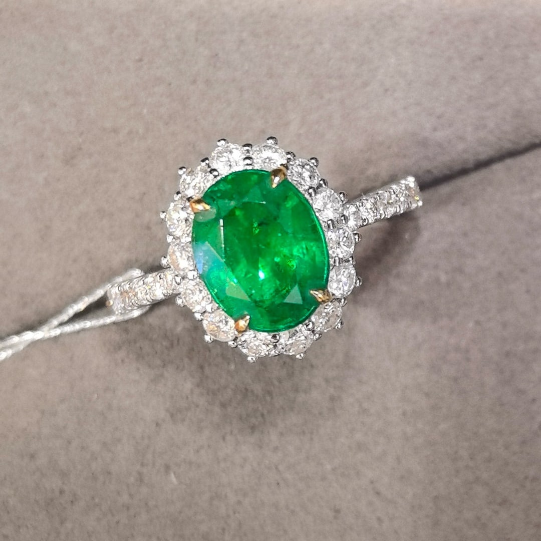14k Gold 2.70 Ctw Vivid Green Natural Emerald & Diamond Ring: Ref:230998375 // gold content:14k gold // ring size:7. 25us // // main gemstone:emerald // shape:oval // carat weight:1. 92ct // color:vivid green // treatment:natural // // adjacent gemstone 2 : diam