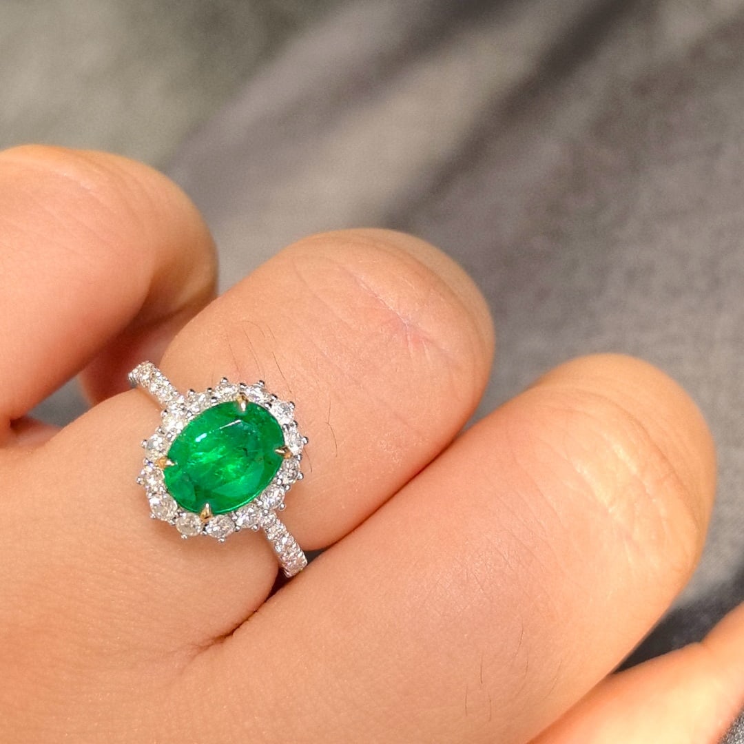 14k Gold 2.70 Ctw Vivid Green Natural Emerald & Diamond Ring - 6