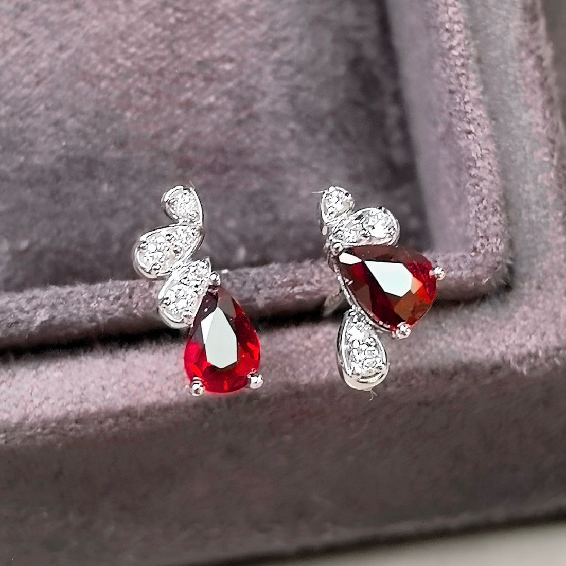 14k Gold 1.28 Ctw Natural Ruby & Diamond Earrings: Ref:230998382 // gold content:14k gold // main gemstone:ruby // shape:pear // carat weight:1. 04ct // color:pigeonblood red // treatment:natural // // adjacent gemstone 2 : diamond // shape:round //