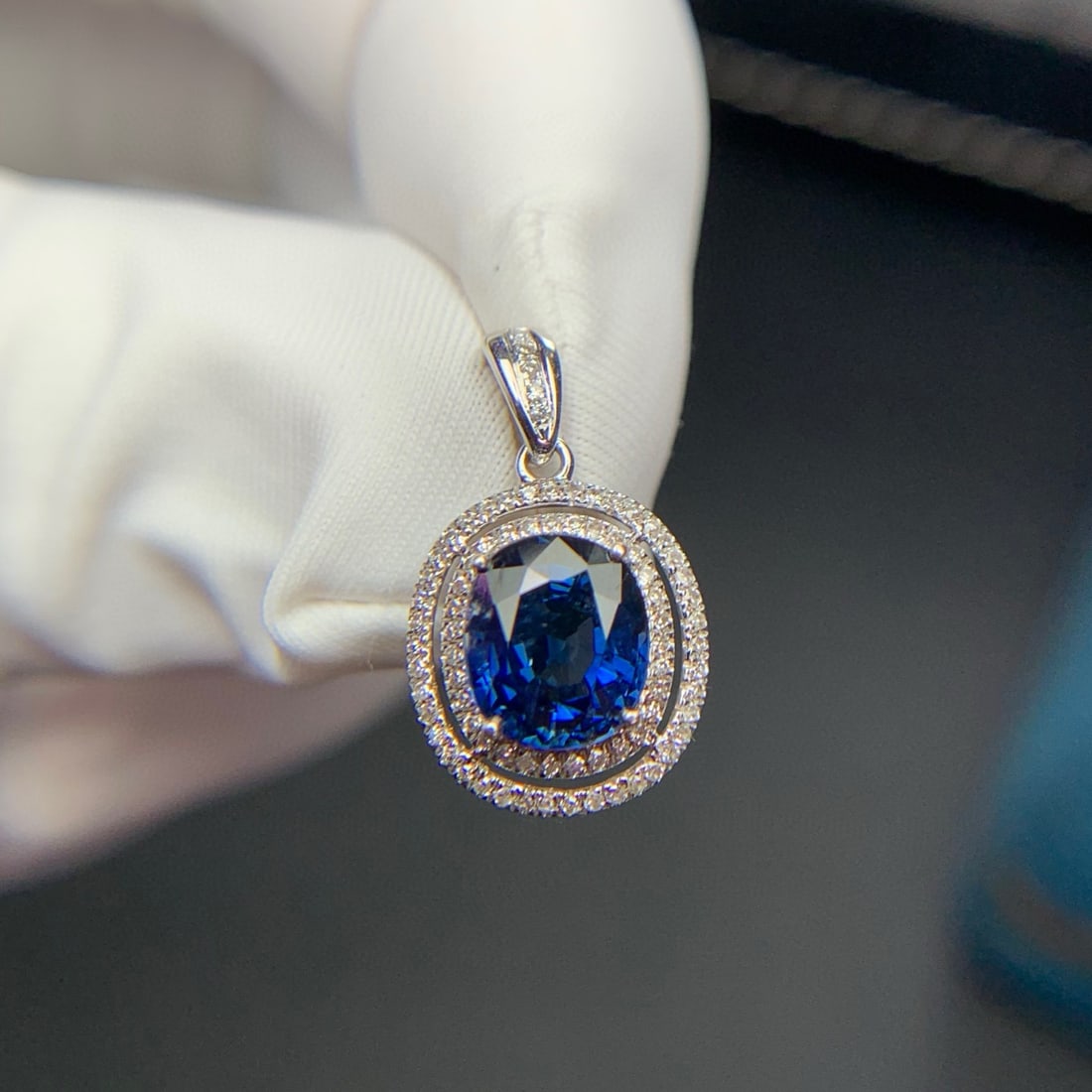 14k Gold 1.72 Ct Natural Sapphire & Diamond Pendant( Without Chain ): Ref:230998386 // gold content:14k gold // main gemstone:sapphire // shape:oval // carat weight:1. 72ct // color:royal blue // treatment:natural // // adjacent gemstone 2 : diamond // shape:round // cl