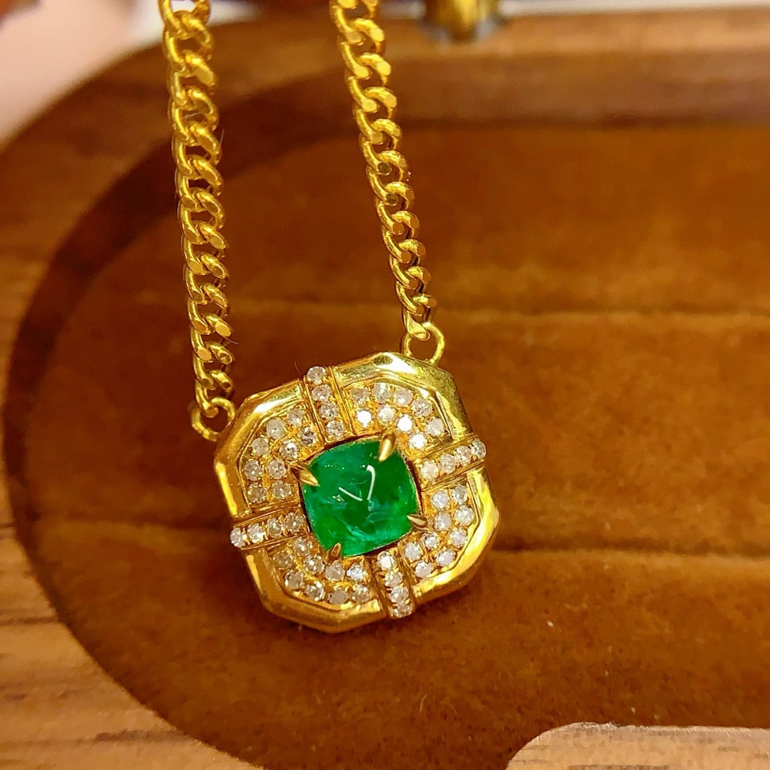 14k Gold 0.7 Ct Vivid Green Natural Emerald & Diamond Necklace: Ref:230998396 // gold content:14k gold // main gemstone:emerald // shape:suger-loaf // carat weight:0. 7ct // color:vivid green // treatment:natural // // adjacent gemstone 2 : diamond // number of st