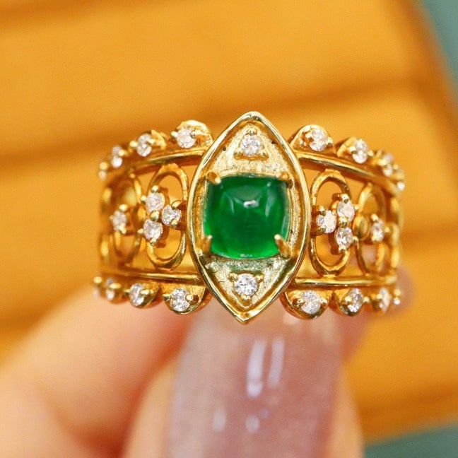 14k Gold 1.06 Ctw Vivid Green Natural Emerald & Diamond Ring: Ref:230998399 // gold content:14k gold // ring size:7. 25us // // main gemstone:emerald // shape:suger-loaf // carat weight:0. 80ct // color:vivid green // treatment:natural // // adjacent gemstone 2