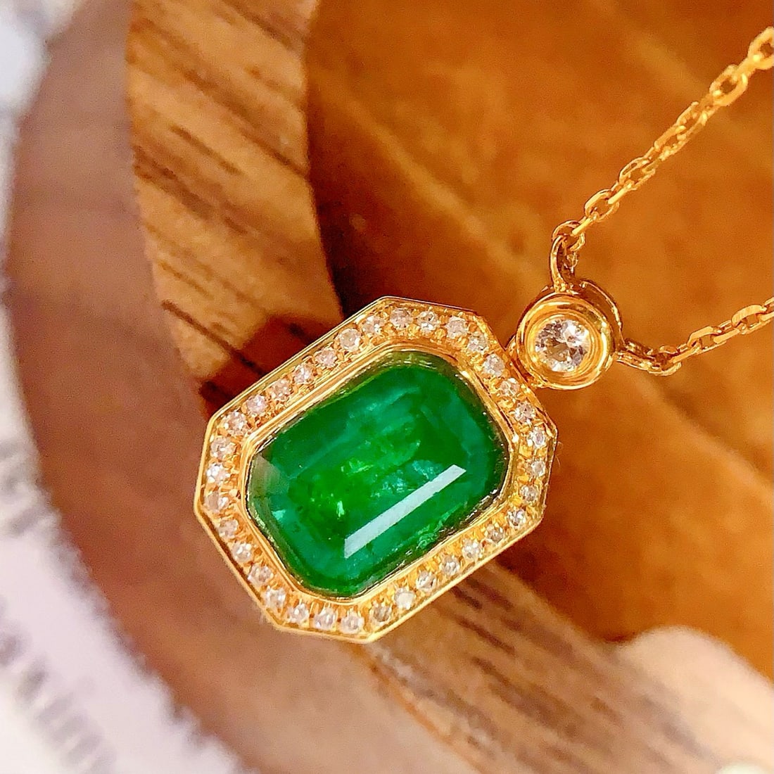 14k Gold 1.3 Ct Vivid Green Natural Emerald & Diamond Necklace - 2