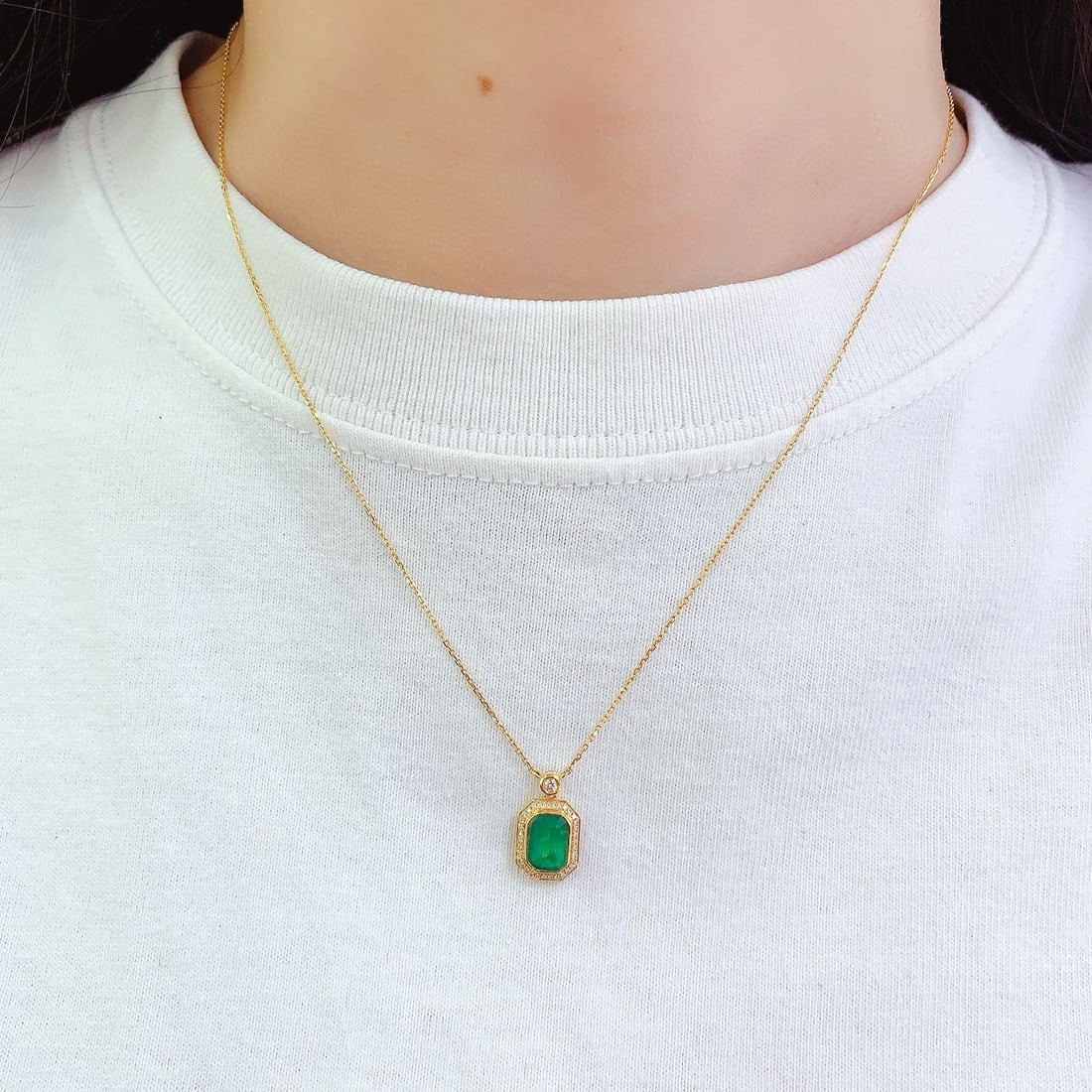 14k Gold 1.3 Ct Vivid Green Natural Emerald & Diamond Necklace - 4