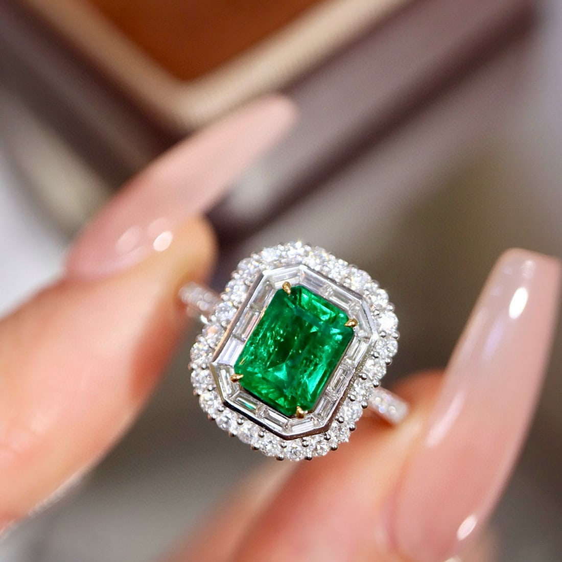 14k Gold 1.48 Ctw Vivid Green Natural Emerald & Diamond Ring: Ref:230998407 // gold content:14k gold // ring size:7. 25us // // main gemstone:emerald // shape:octagonal // carat weight:1. 09ct // color:vivid green // treatment:natural // // adjacent gemstone 2 :