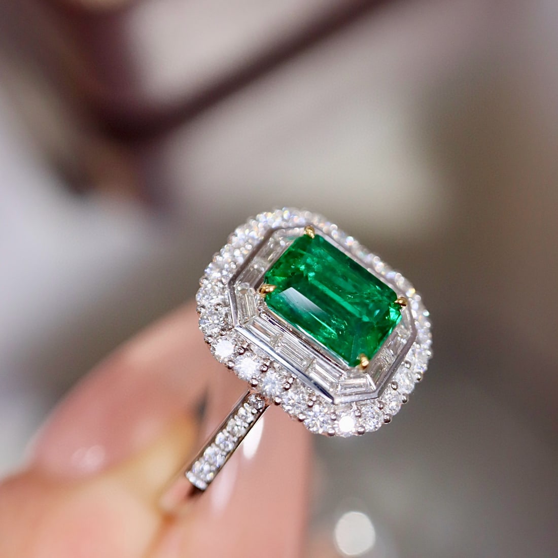14k Gold 1.48 Ctw Vivid Green Natural Emerald & Diamond Ring - 4