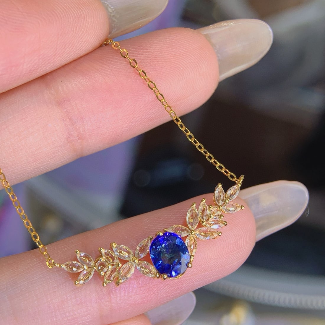 14k Gold 1 Ct Natural Sapphire & Sapphire Necklace: Ref:230998412 // gold content:14k gold // main gemstone:sapphire // shape:oval // carat weight:1ct // color:blue // treatment:natural // // adjacent gemstone 2 : sapphire // number of stones:20 //