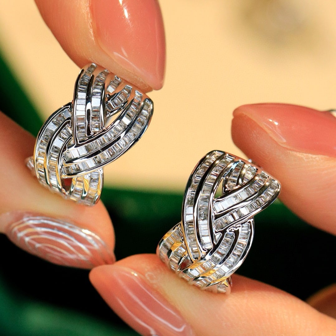 14k Gold 0.96 Ct Natural H Diamond Earrings: Ref:230998424 // gold content:14k gold // main gemstone:diamond // shape:baguette // carat weight:0. 96ct // clarity grade:vs-si // color:h // treatment:natural // Low Estimate: 4800 Condition: New Hi
