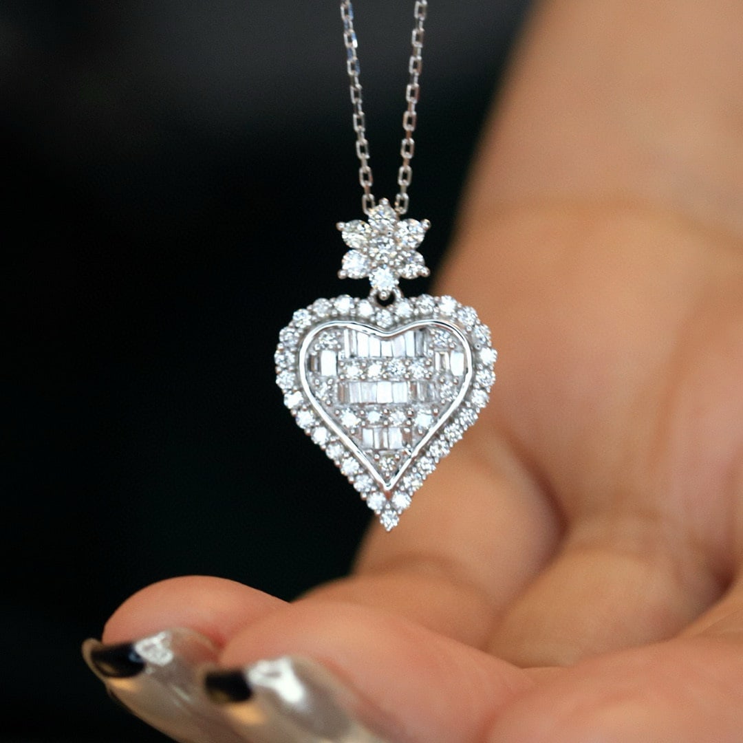 14k Gold 0.85 Ct Natural H Diamond Pendant( Without Chain ): Ref:230998421 // gold content:14k gold // main gemstone:diamond // shape:multiply // carat weight:0. 85ct // clarity grade:vs-si // color:h // treatment:natural // Low Estimate: 2400 Condition: New