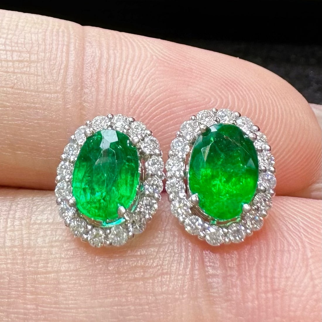 14k Gold 1.56 Ctw Vivid Green Natural Emerald & Diamond Earrings: Ref:230998435 // gold content:14k gold // main gemstone:emerald // shape:oval // carat weight:1. 21ct // color:vivid green // treatment:natural // // adjacent gemstone 2 : diamond // shape:round //