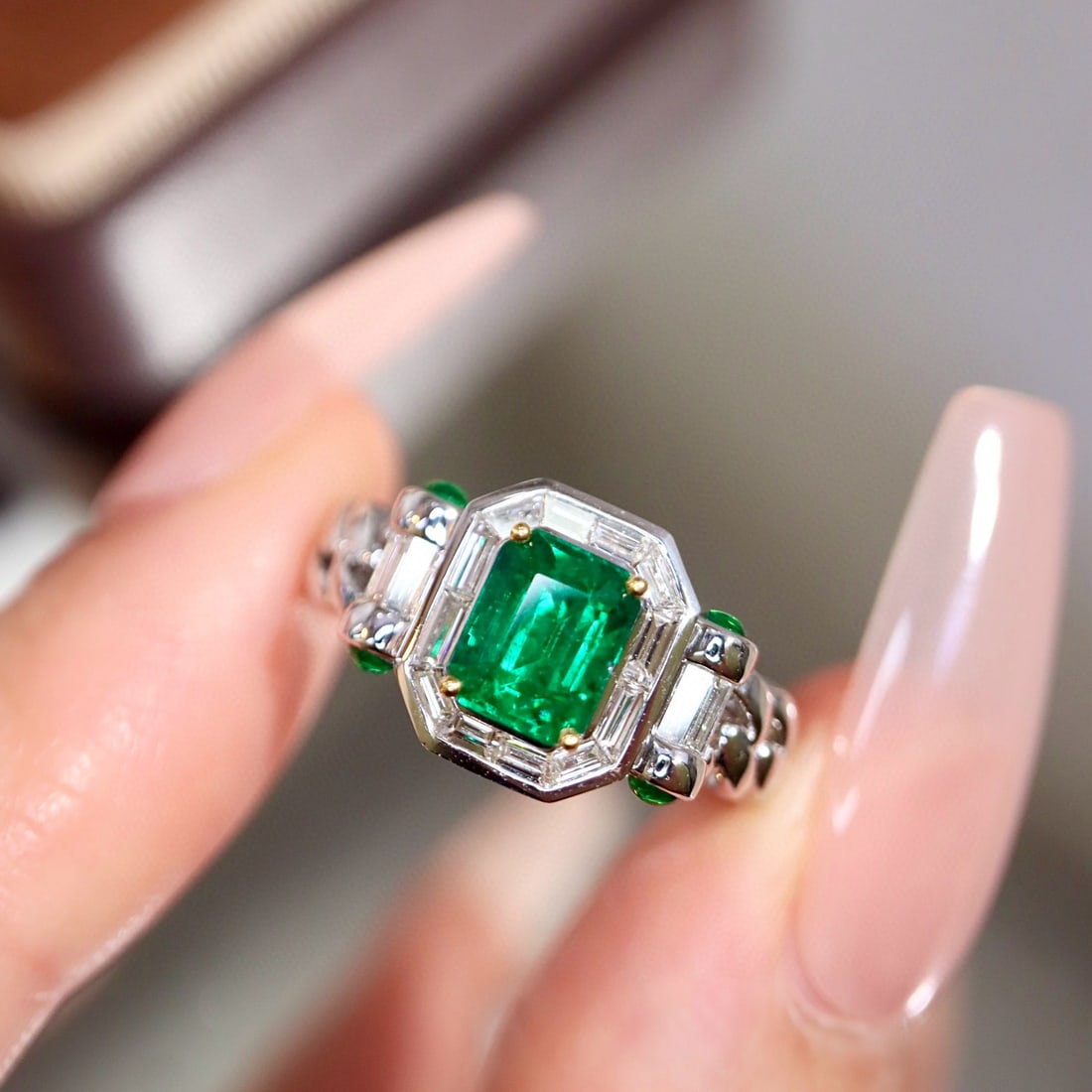 14k Gold 1.66 Ctw Vivid Green Natural Emerald & Diamond Ring: Ref:230998436 // gold content:14k gold // ring size:7. 25us // // main gemstone:emerald // shape:octagonal // carat weight:1. 0ct // color:vivid green // treatment:natural // // adjacent gemstone 2 :