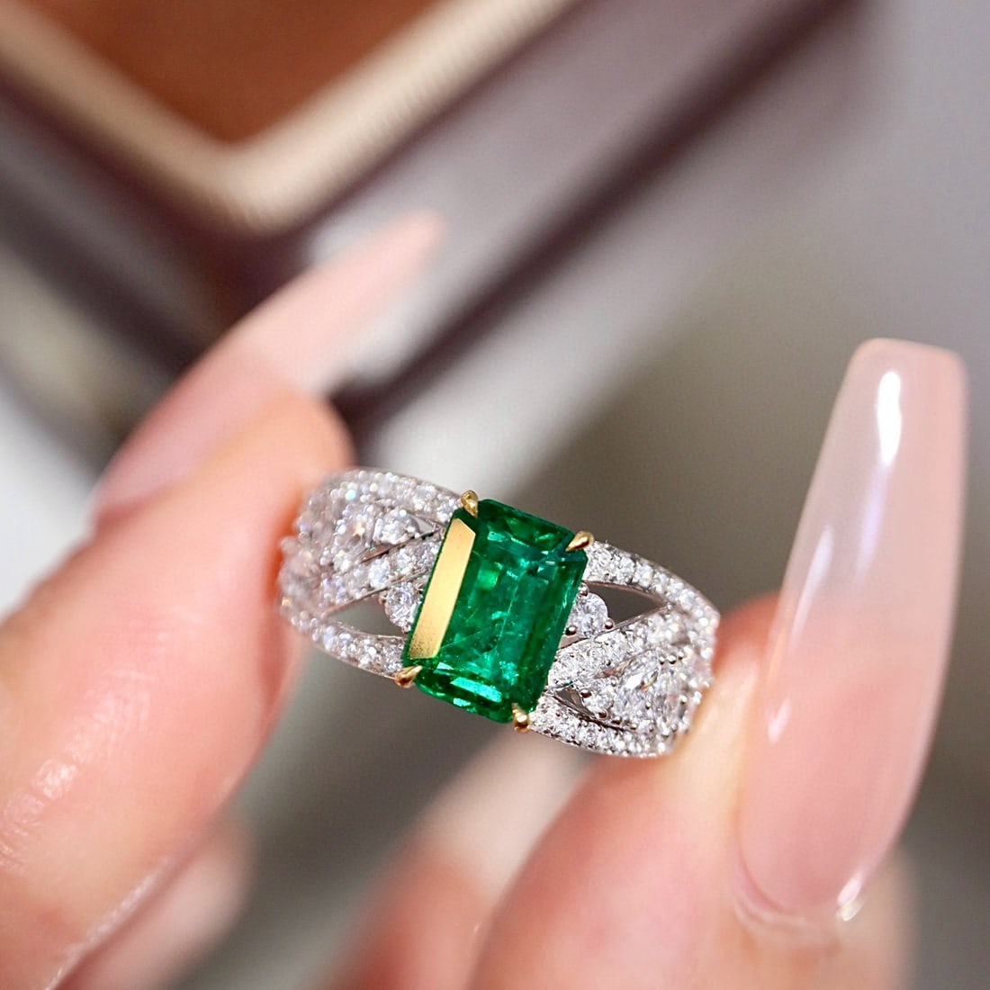 14k Gold 1.50 Ctw Vivid Green Natural Emerald & Diamond Ring: Ref:230998434 // gold content:14k gold // ring size:7. 25us // // main gemstone:emerald // shape:octagonal // carat weight:1. 06ct // color:vivid green // treatment:natural // // adjacent gemstone 2 :