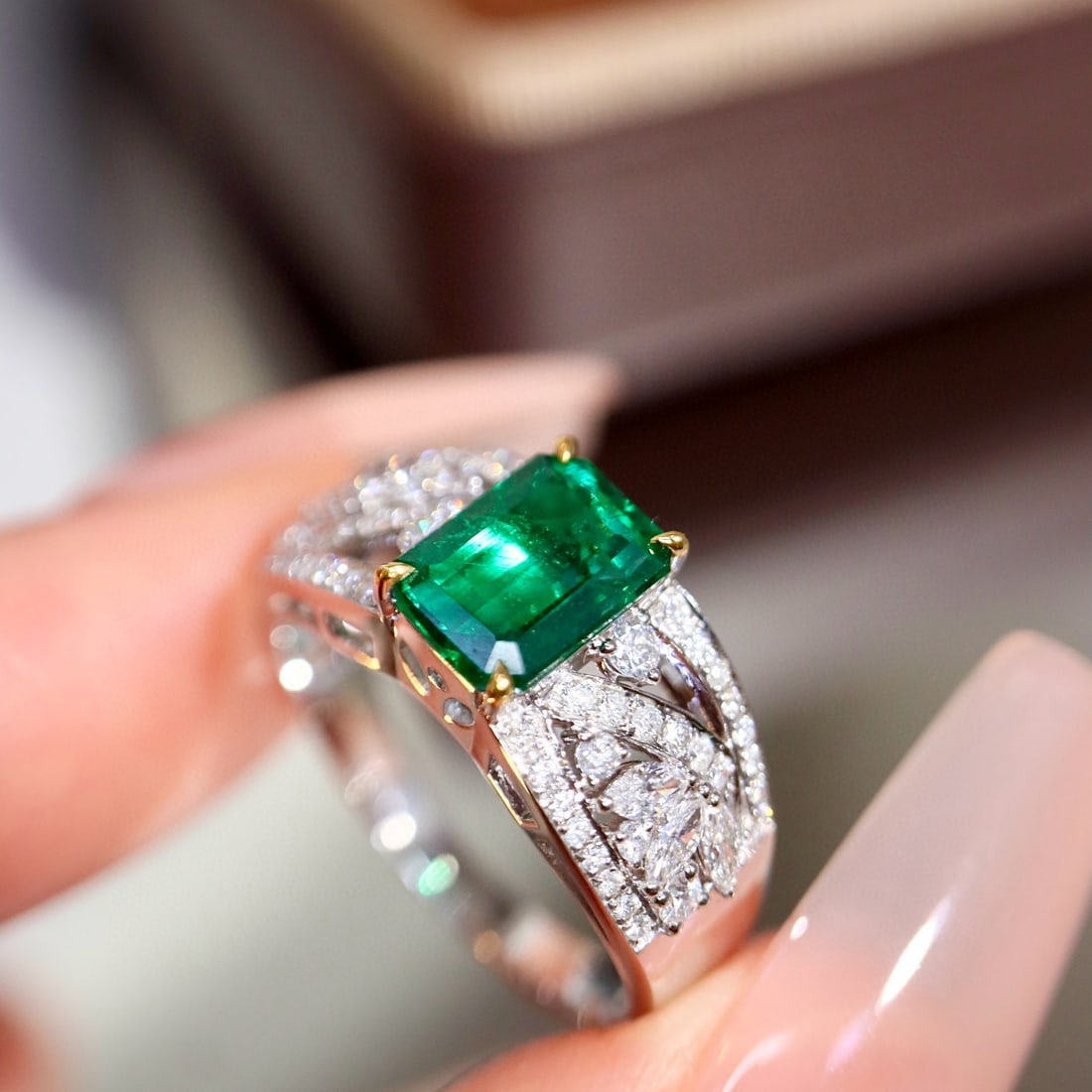 14k Gold 1.50 Ctw Vivid Green Natural Emerald & Diamond Ring - 2