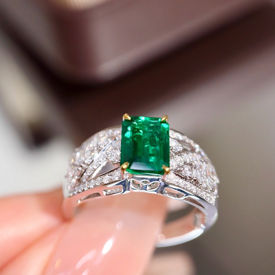 14k Gold 1.50 Ctw Vivid Green Natural Emerald & Diamond Ring - 3
