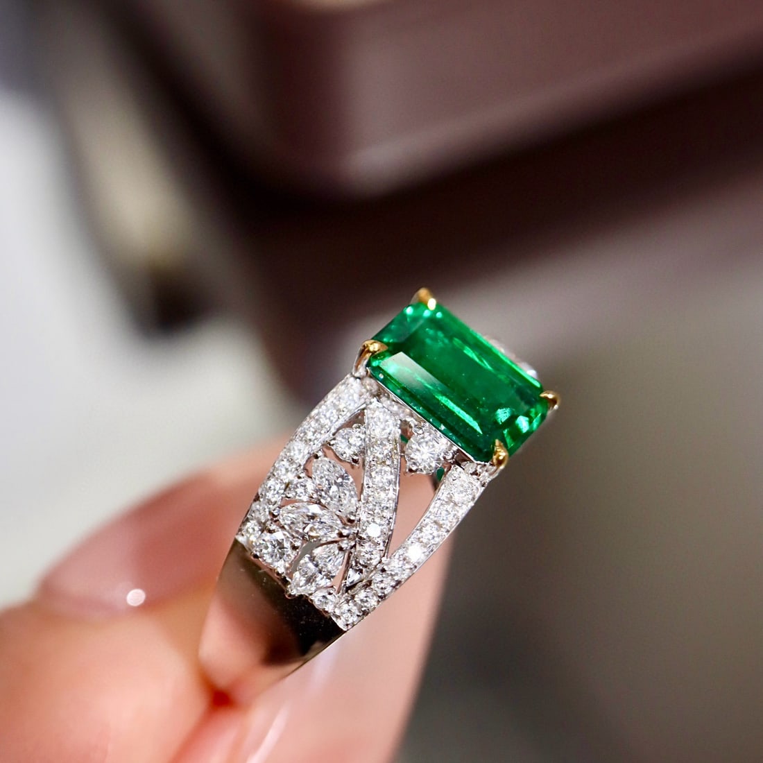 14k Gold 1.50 Ctw Vivid Green Natural Emerald & Diamond Ring - 4