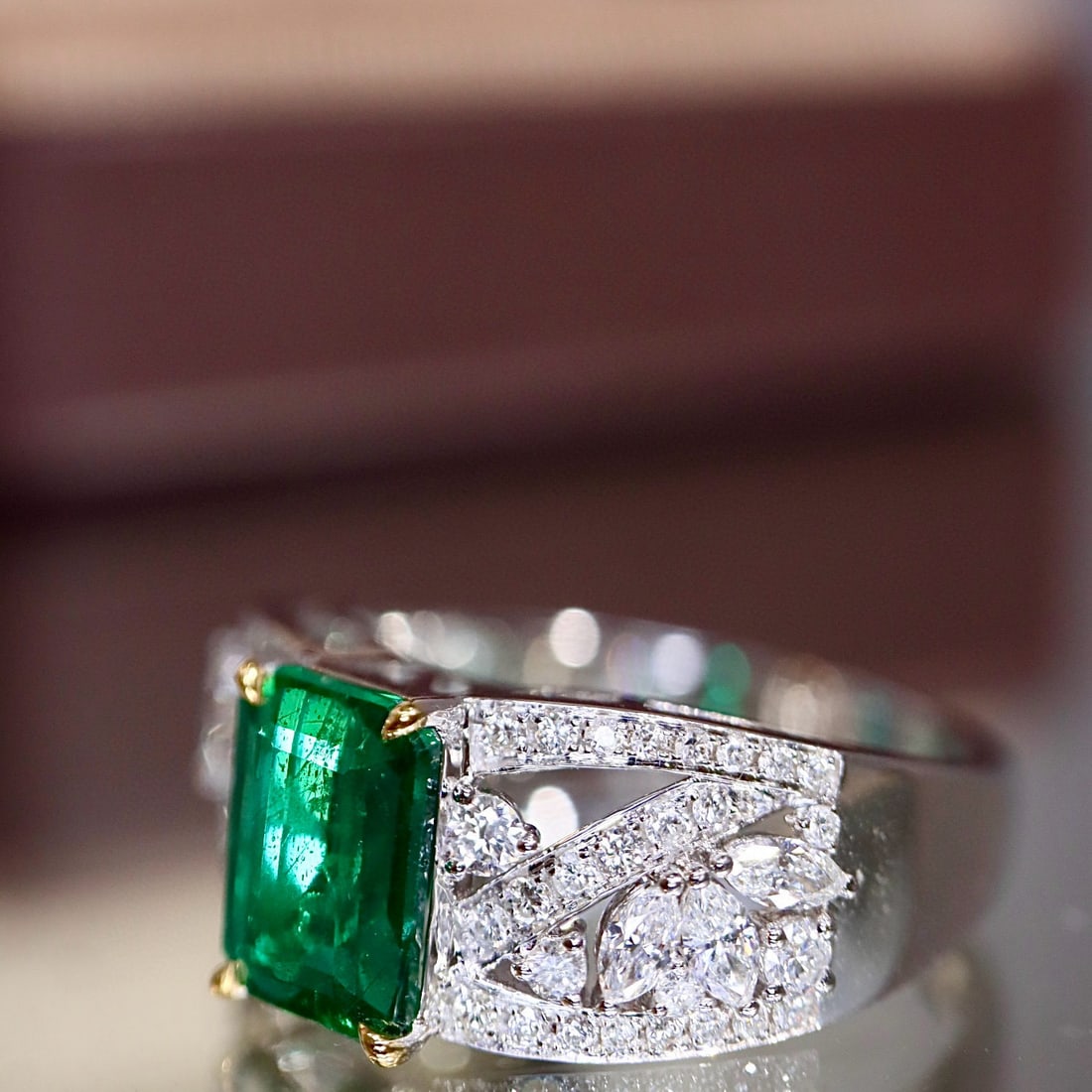 14k Gold 1.50 Ctw Vivid Green Natural Emerald & Diamond Ring - 8