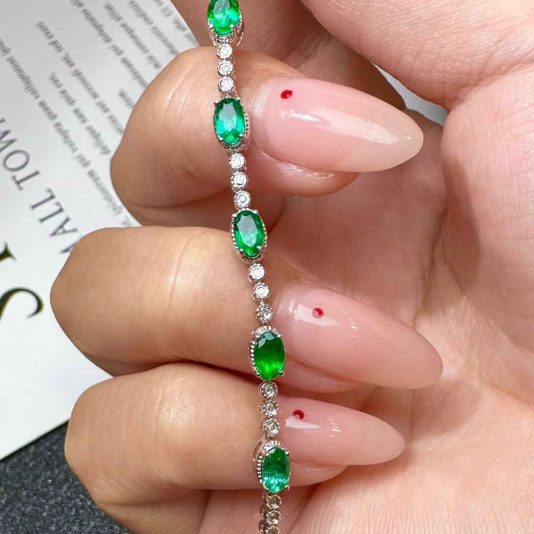 14k Gold 2.32 Ct Vivid Green Natural Emerald & Diamond Bracelet: Ref:230998437 // gold content:14k gold // main gemstone:emerald // shape:oval // carat weight:2. 32ct // color:vivid green // treatment:natural // // adjacent gemstone 2 : diamond // shape:round //