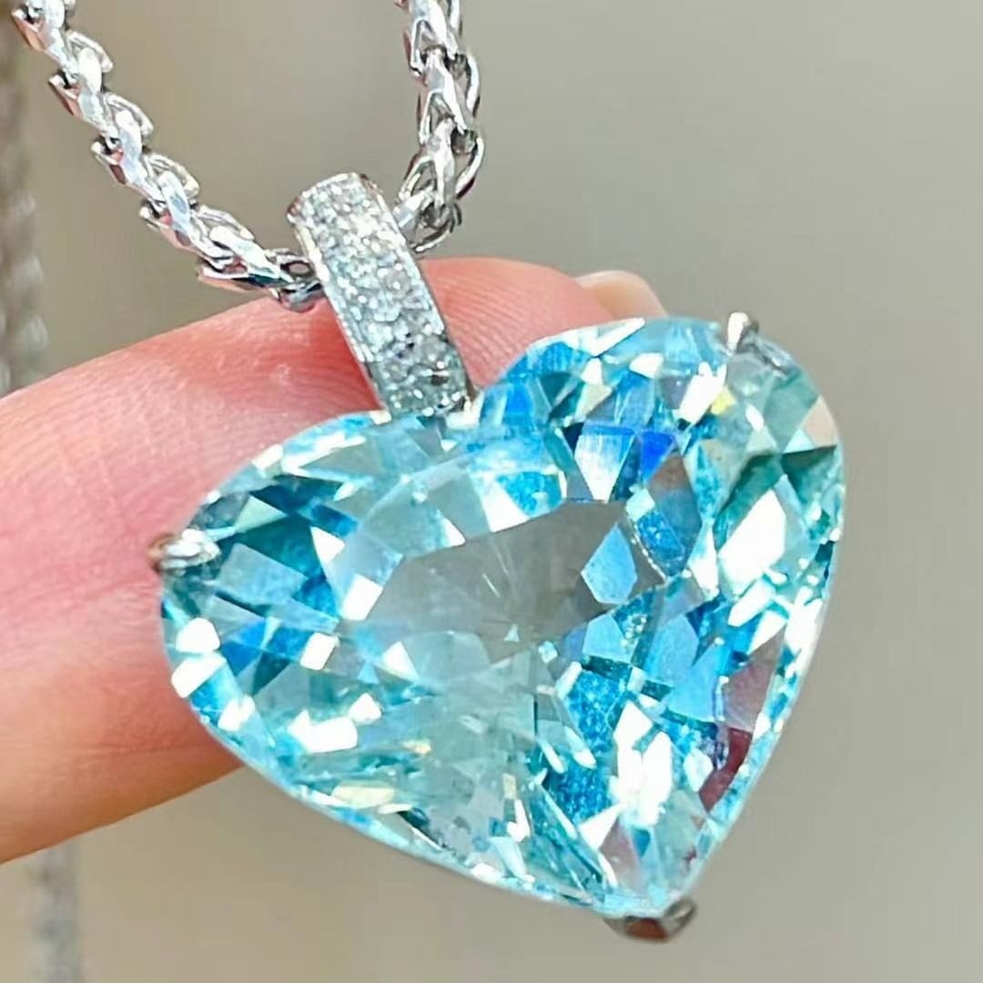 14k Gold 12 Ct Natural Aquamarine & Diamond Pendant( Without Chain ): Ref:230999012 // gold content:14k gold // main gemstone:aquamarine // shape:heart // carat weight:12ct // color:blue // treatment:natural // // adjacent gemstone 2 : diamond // shape:round // clarity 