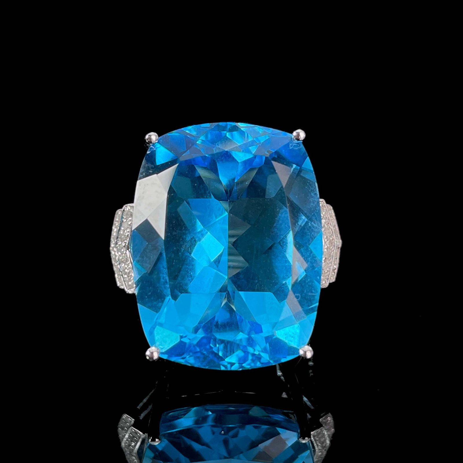 14k Gold 25.9 Ct Natural Topaz & Diamond Ring: Ref:230999015 // gold content:14k gold // ring size:7. 25us // // main gemstone:topaz // shape:cushion // carat weight:25. 9ct // color:blue // treatment:natural // // adjacent gemstone 2 : diamond
