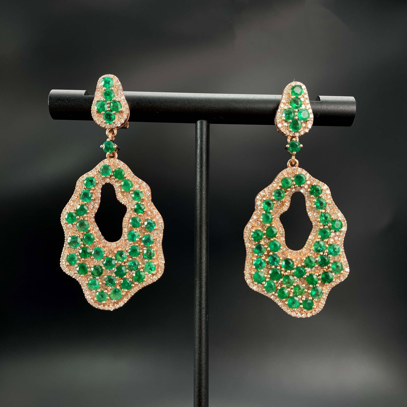 14k Gold 5.97 Ctw Vivid Green Natural Emerald & Diamond Earrings: Ref:230999029 // gold content:14k gold // main gemstone:emerald // shape:round // carat weight:4. 9ct // color:vivid green // treatment:natural // cut grade:g // // adjacent gemstone 2 : diamond // nu