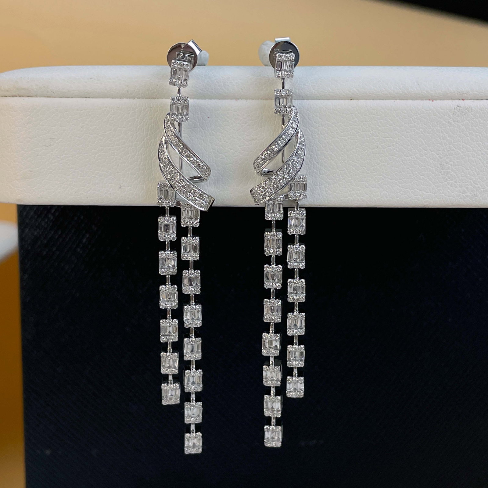 14k Gold 1.28 Ct Natural H Diamond Earrings: Ref:230999038 // gold content:14k gold // main gemstone:diamond // shape:multiply // carat weight:1. 28ct // clarity grade:vs-si // color:h // treatment:natural // Condition: New Low Estimate: 5300.00