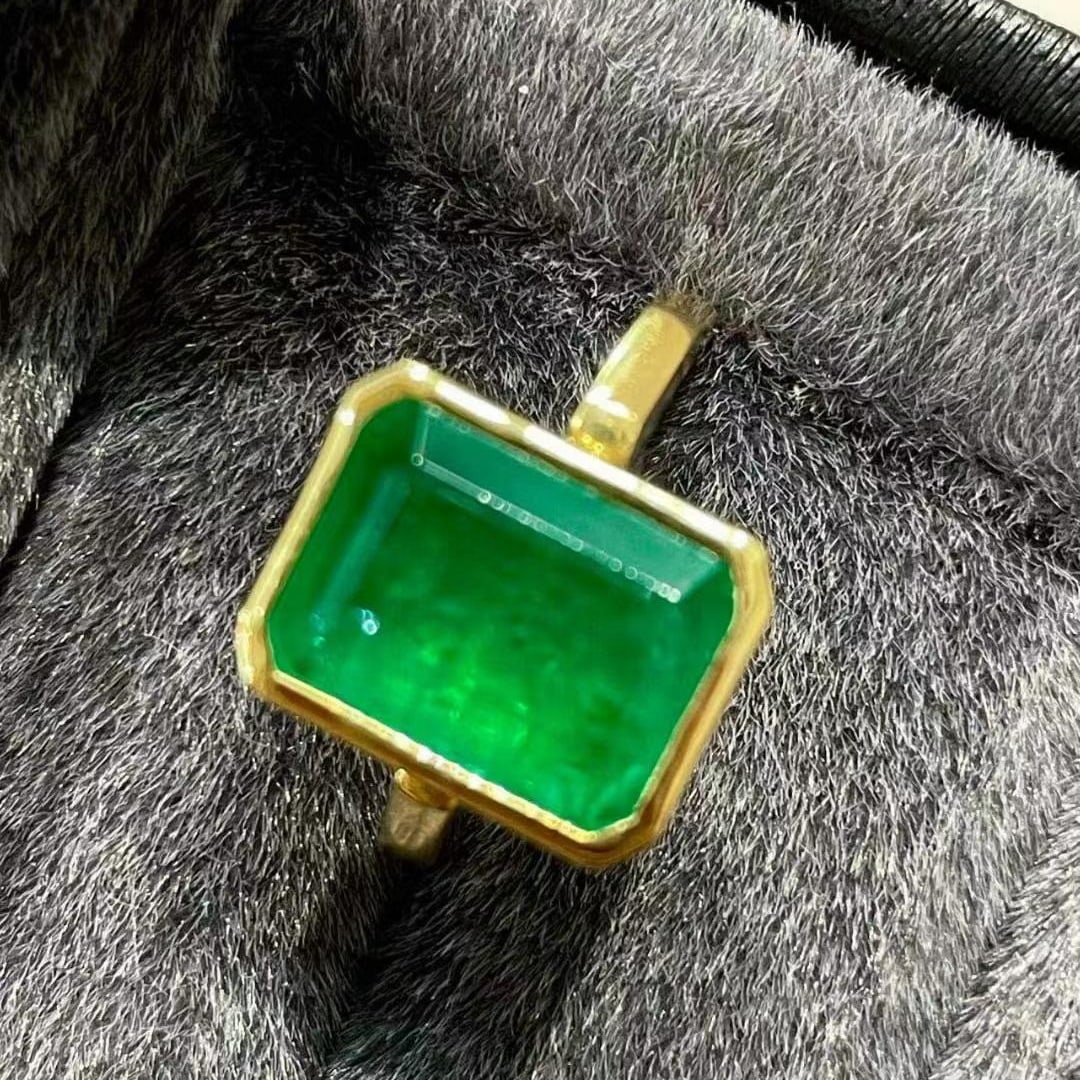 14k Gold 5.32 Ct Vivid Green Natural Emerald Ring - 3