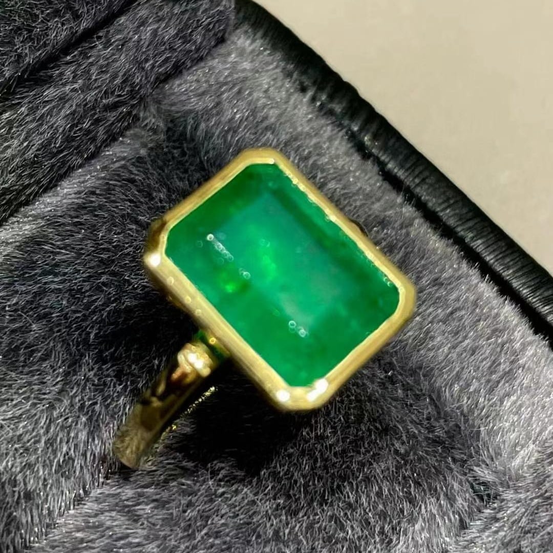 14k Gold 5.32 Ct Vivid Green Natural Emerald Ring - 6