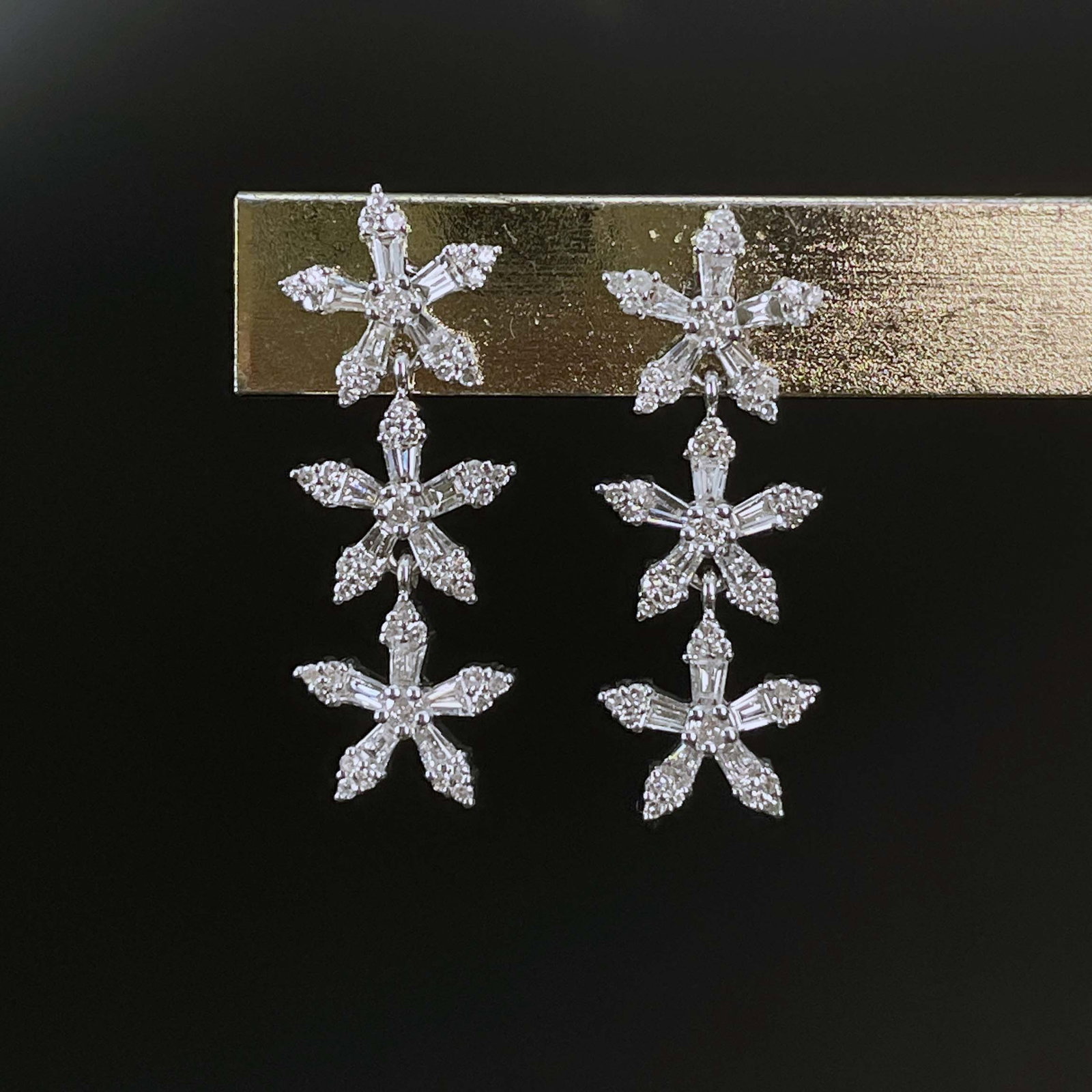 14k Gold 1 Ct Natural H Diamond Earrings: Ref:230999060 // gold content:14k gold // main gemstone:diamond // shape:multiply // carat weight:1ct // clarity grade:vs-si // color:h // treatment:natural // Condition: New Low Estimate: 3300.00