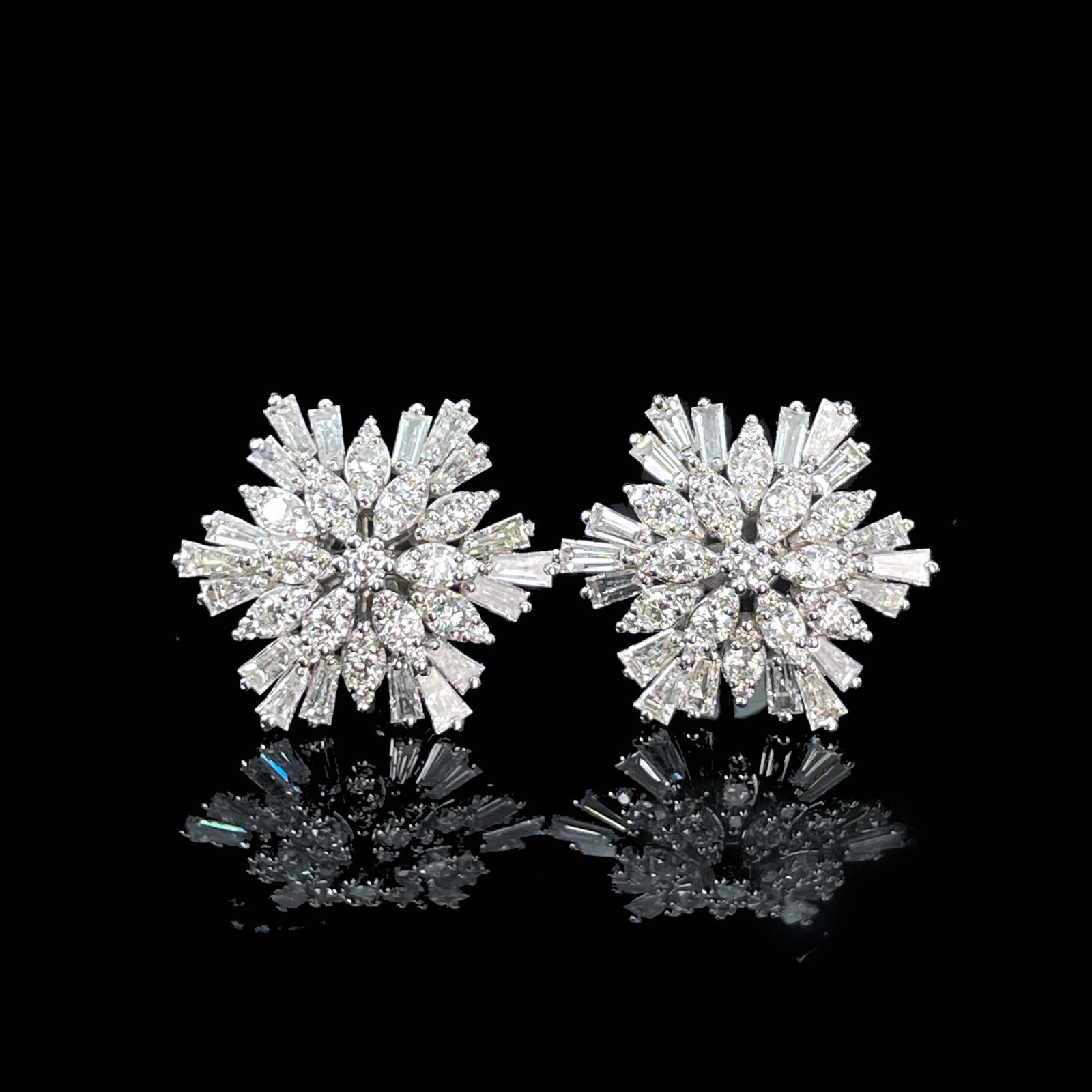 14k Gold 1.3 Ct Natural H Diamond Earrings: Ref:230999075 // gold content:14k gold // main gemstone:diamond // shape:multiply // carat weight:1. 3ct // clarity grade:vs-si // color:h // treatment:natural // Condition: New Low Estimate: 2900.00