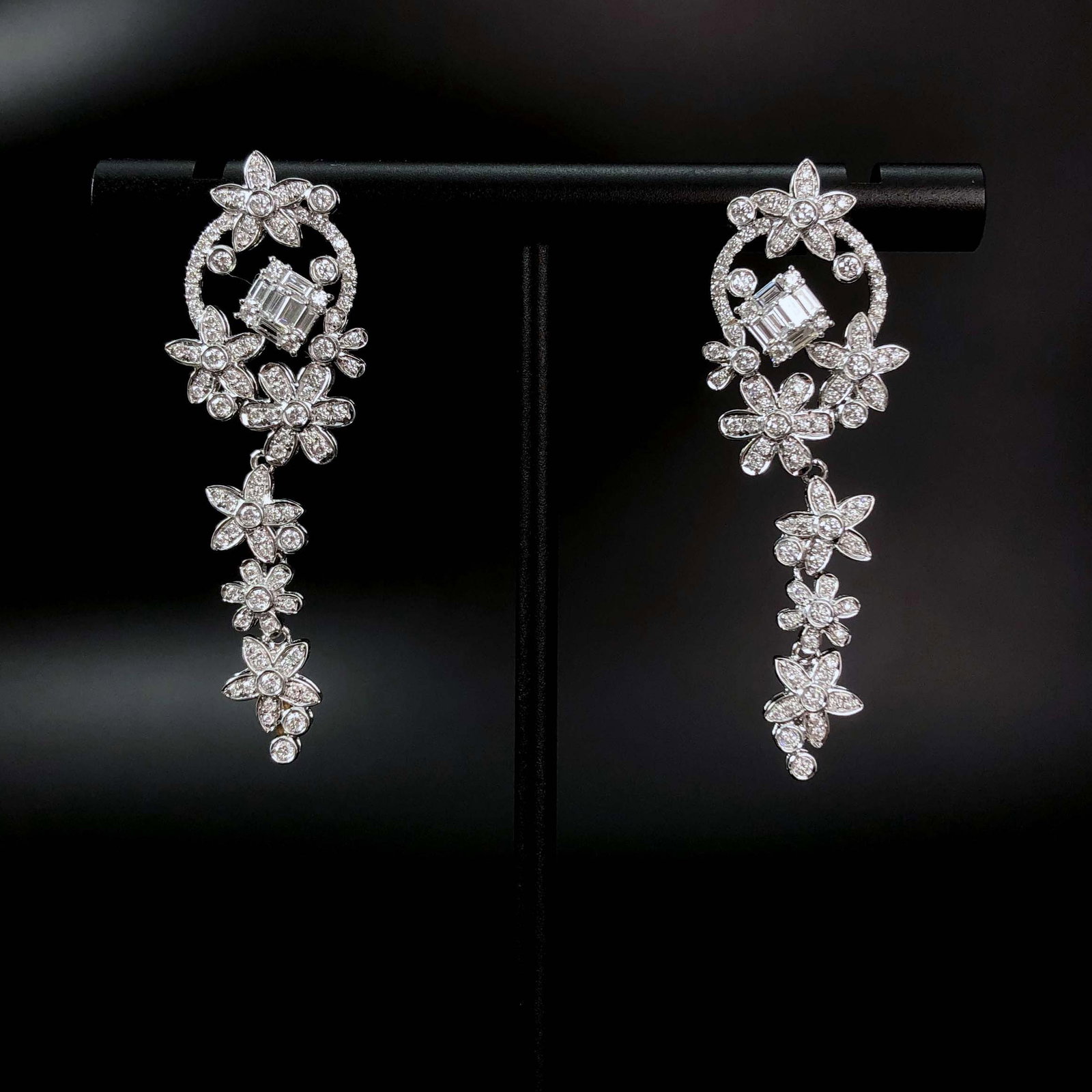 14k Gold 1.00 Ct Natural H Diamond Earrings: Ref:230999088 // gold content:14k gold // main gemstone:diamond // shape:multiply // carat weight:1. 00ct // clarity grade:vs-si // color:h // treatment:natural // Condition: New Low Estimate: 4800.00