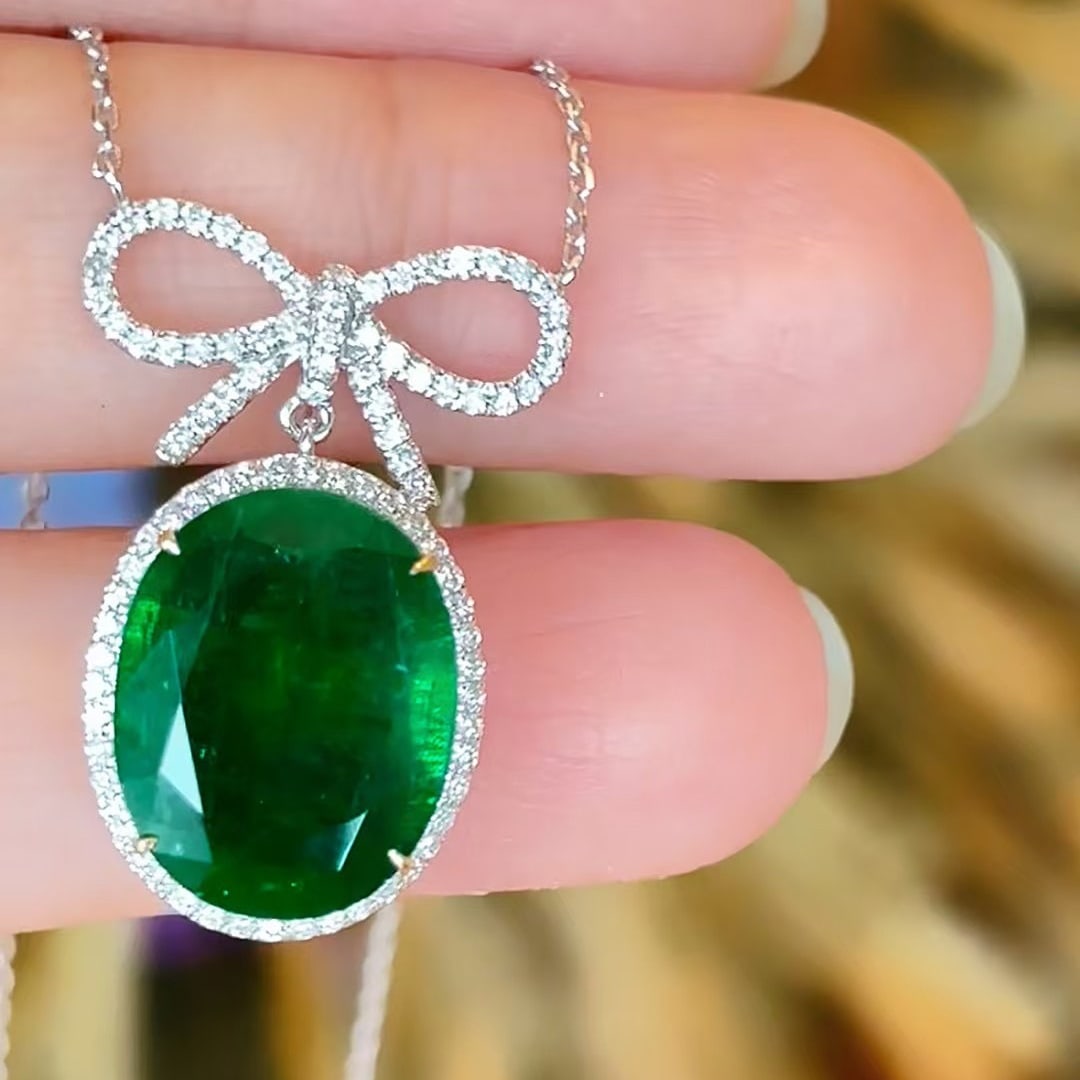 14k Gold 8.13 Ct Vivid Green Natural Emerald & Diamond Necklace: Ref:230999104 // gold content:14k gold // main gemstone:emerald // shape:oval // carat weight:8. 13ct // color:vivid green // treatment:natural // // adjacent gemstone 2 : diamond // shape:round //