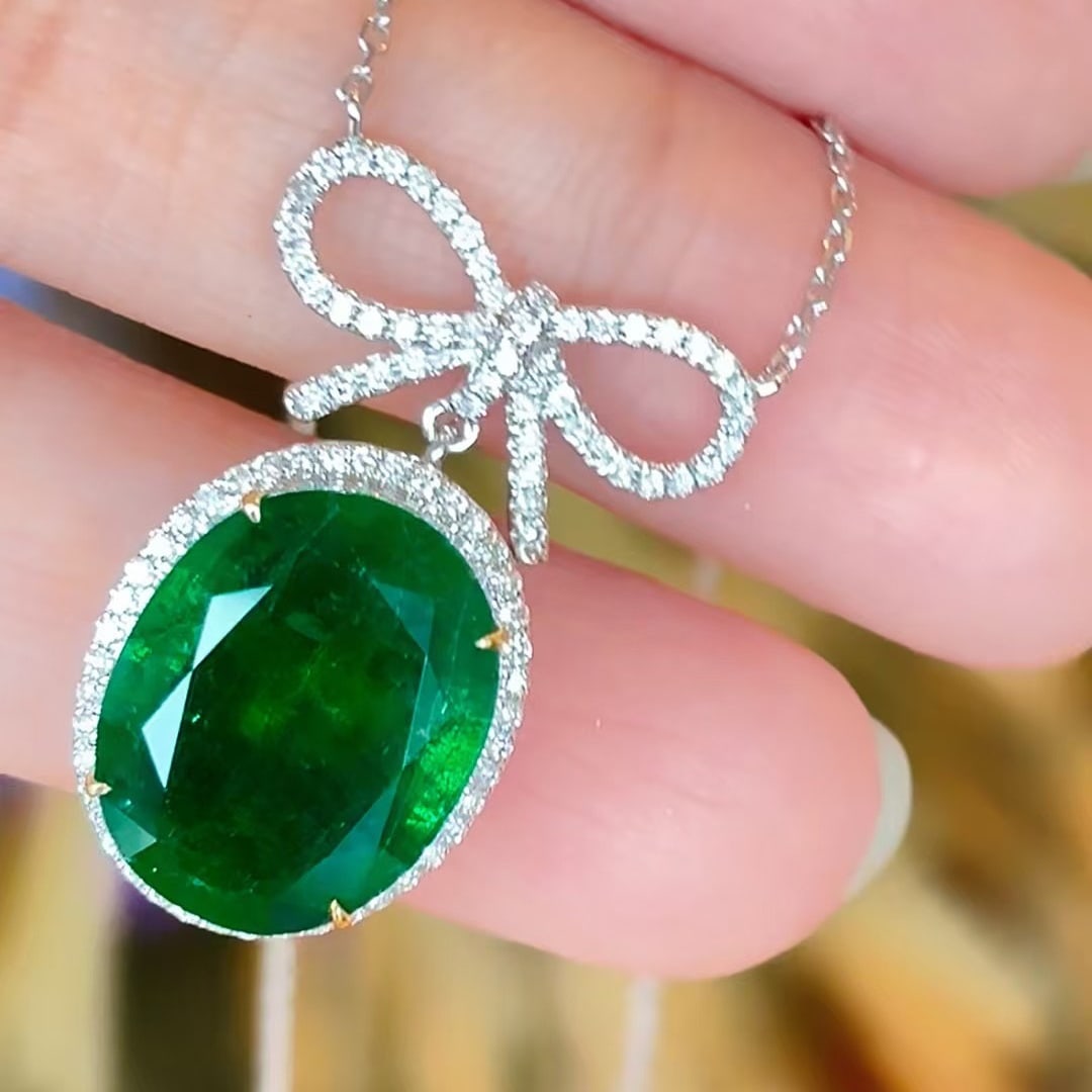 14k Gold 8.13 Ct Vivid Green Natural Emerald & Diamond Necklace - 2
