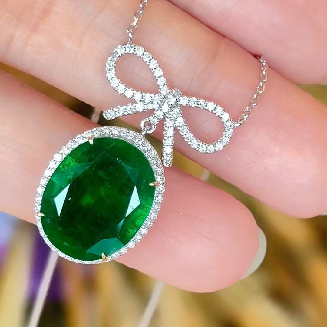14k Gold 8.13 Ct Vivid Green Natural Emerald & Diamond Necklace - 3