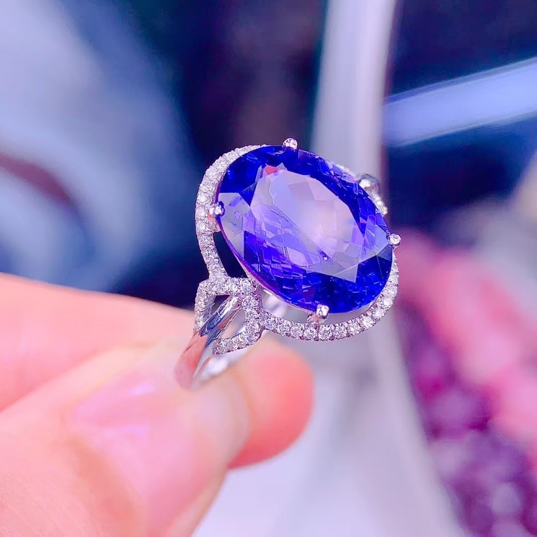 14k Gold 5 Ct Natural Tanzanite & Diamond Ring: Ref:230999108 // gold content:14k gold // ring size:7. 25us // // main gemstone:tanzanite // shape:oval // carat weight:5ct // color:blue // treatment:natural // // adjacent gemstone 2 : diamond // sh
