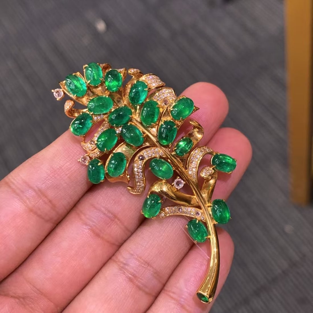 14k Gold 16.2 Ct Vivid Green Natural Emerald & Diamond Brooch/pendant( Without Chain ) - 4