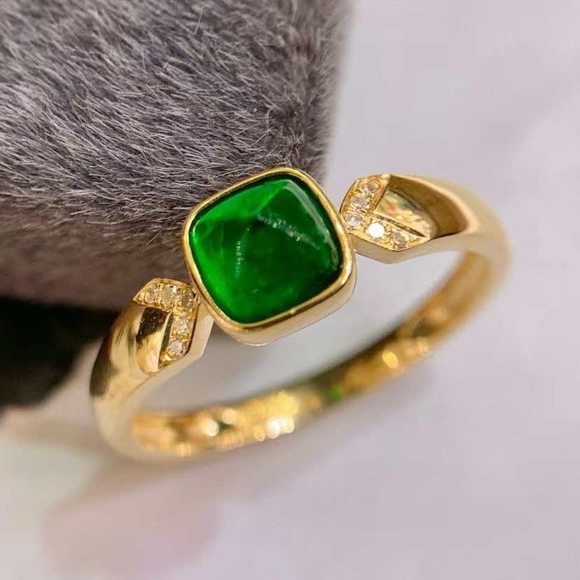 14k Gold 0.73 Ct Vivid Green Natural Emerald & Diamond Ring: Ref:230999131 // gold content:14k gold // ring size:7. 25us // // main gemstone:emerald // shape:suger-loaf // carat weight:0. 73ct // color:vivid green // treatment:natural // // adjacent gemstone 2